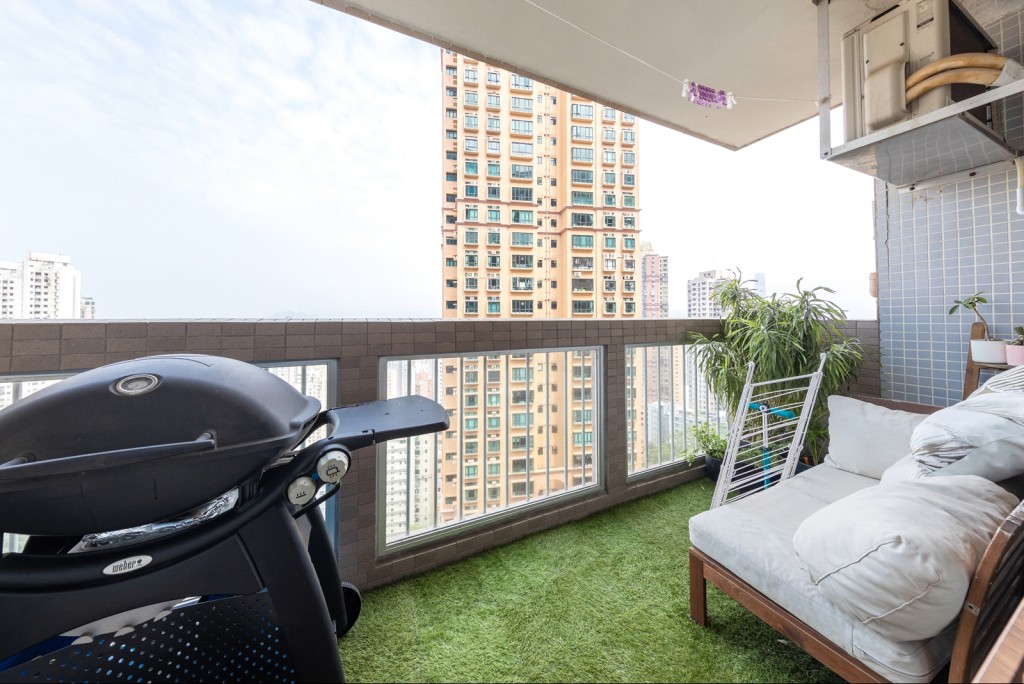 從露台外望，可靜賞市景及部分海景。