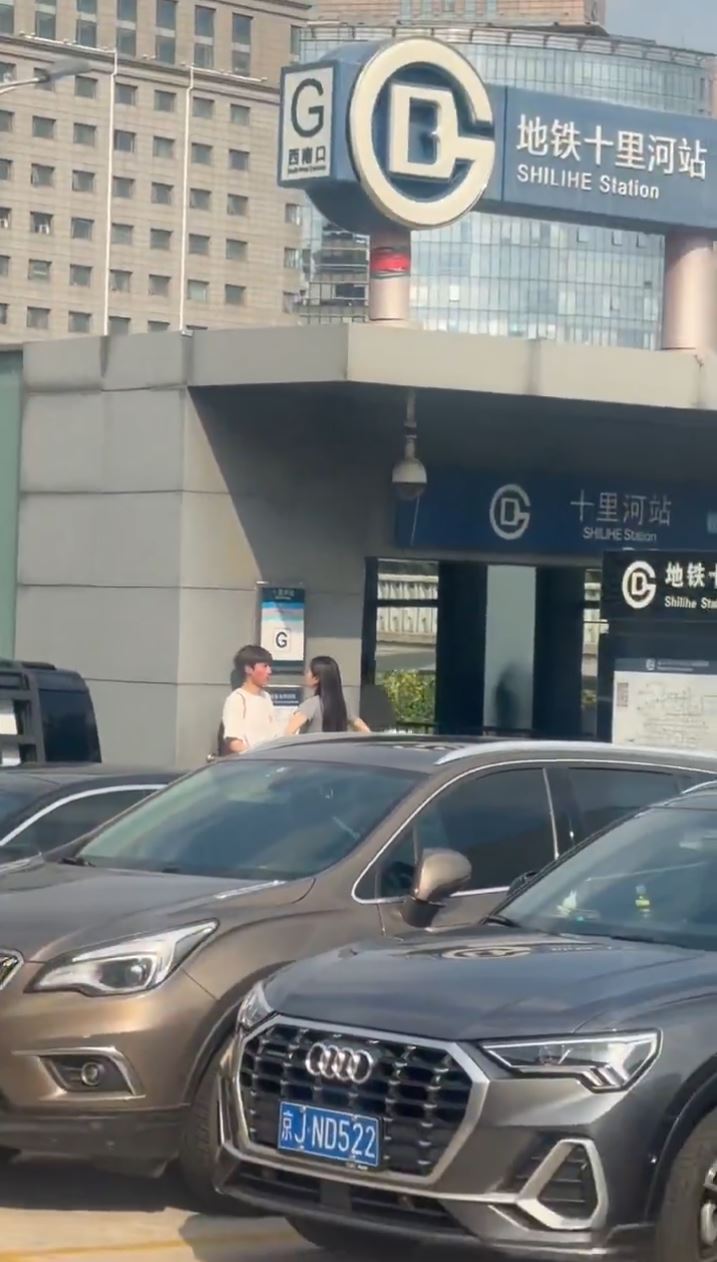 北京男子被女友當街連摑八巴無還手獲讚。