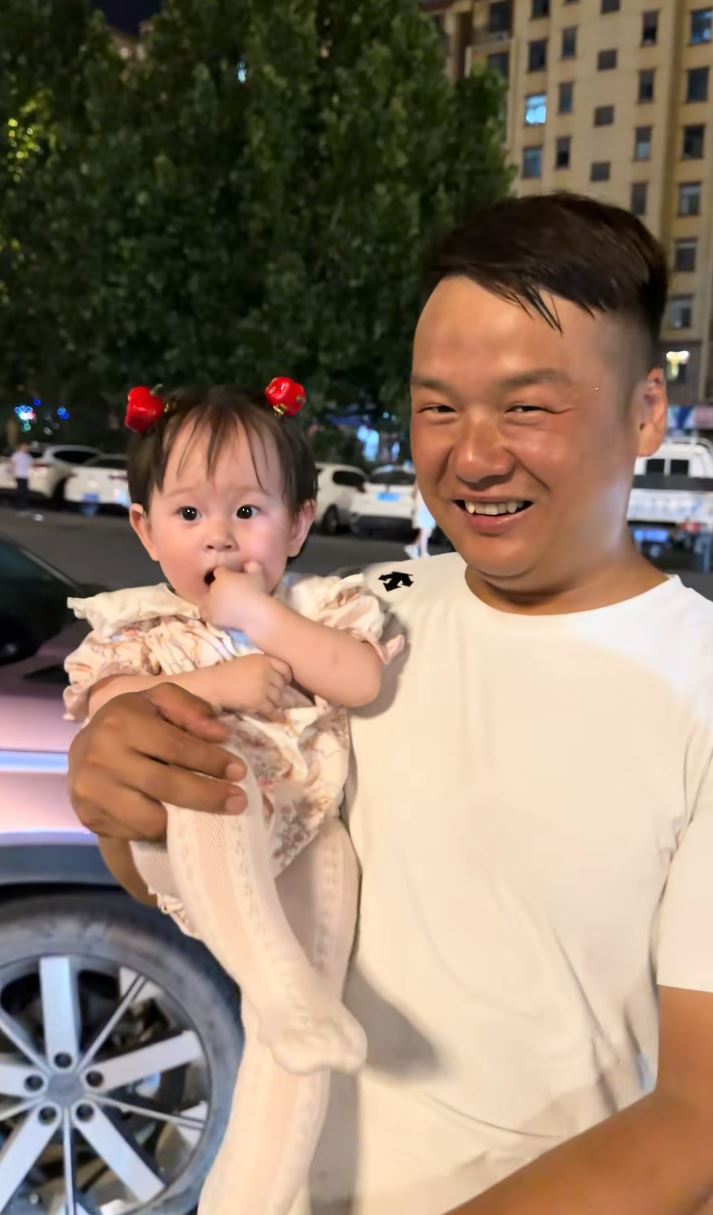 「沙河小東」抱著被父母遺下的女幼童，一副慈父樣子。抖音