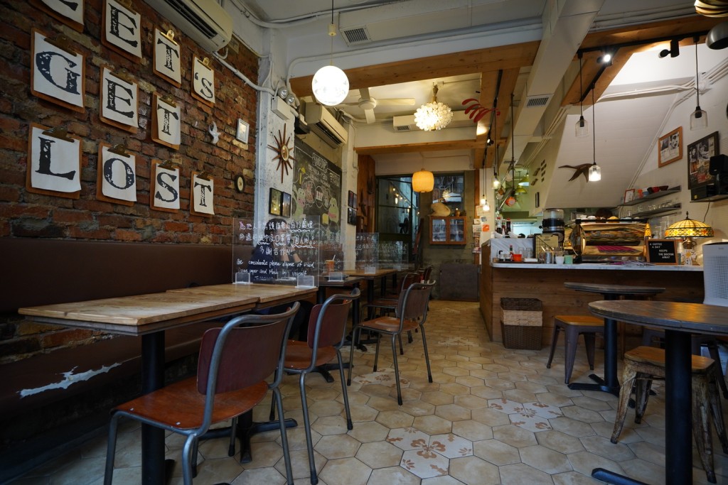 記者親身到西環一家咖啡店，體驗飲食業的工作內容與模式。