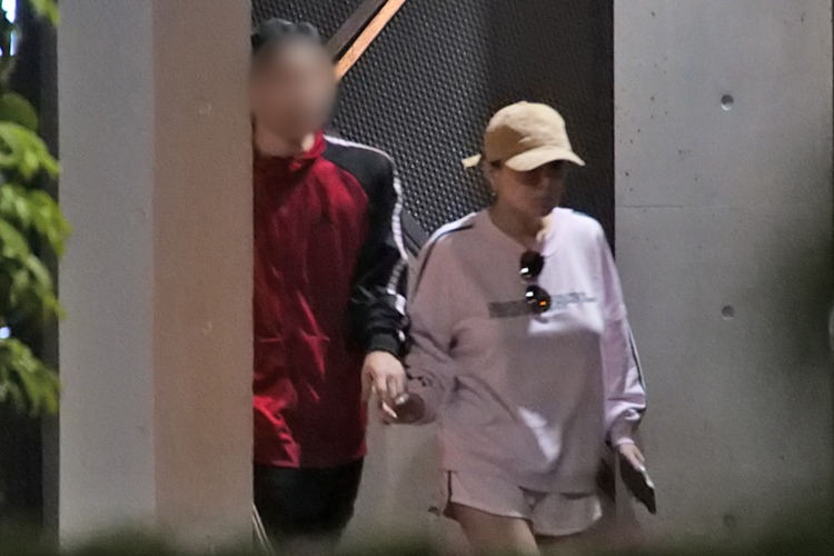 步姐多次被拍到疑似大住肚與荒木出街。