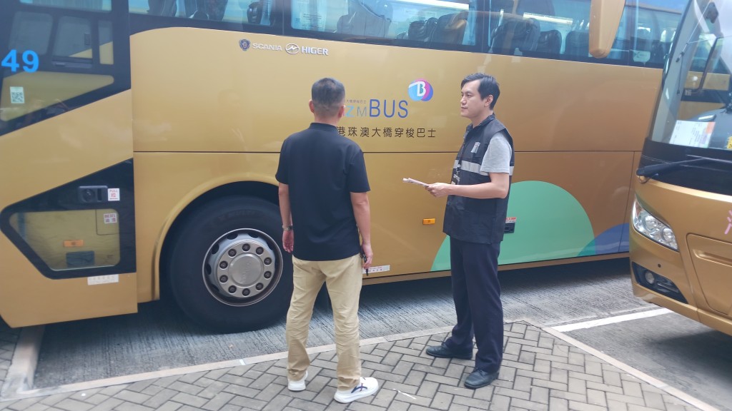 中心港口衞生科人員於八月七日到港珠澳大橋出入境管制站及跨境巴士站視察，提醒跨境巴士公司營辦商人員加強防控蚊患措施。政府新聞處