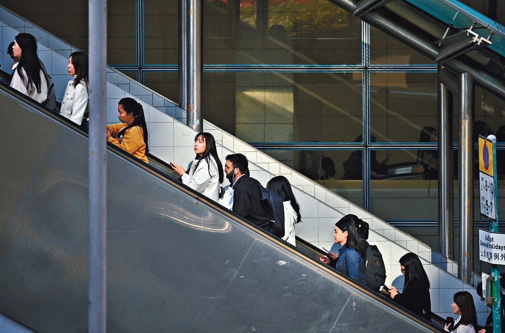 近年香港積極搶人才，但對於應屆畢業的港漂而言，要在職場分一杯羹並非易事。