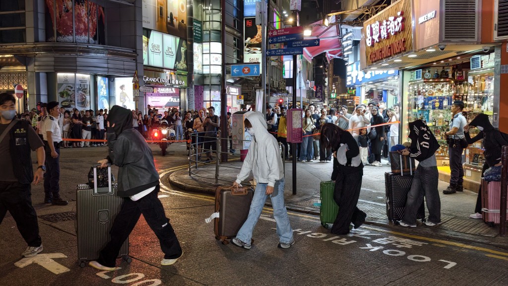 行動中，128名男女被捕，包括未成年少女及跨性別人士，涉及多個不同國籍。黃文威攝