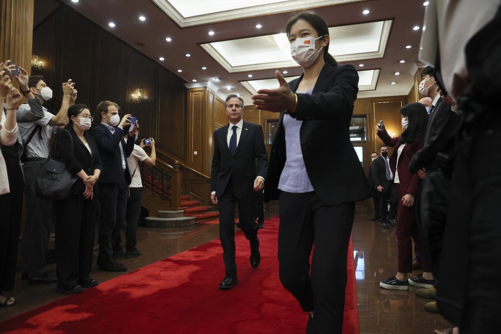 布林肯到达中国北京钓鱼台国宾馆时情况。AP