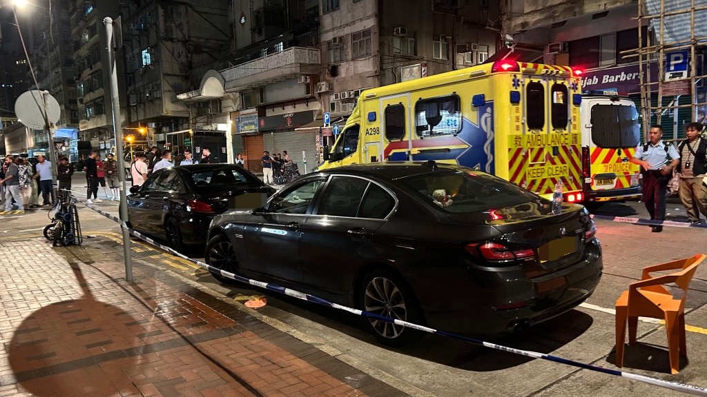 油麻地男子遭多人持棍及開山刀襲擊，受傷送院，警方封鎖現場調查。蔡楚輝攝