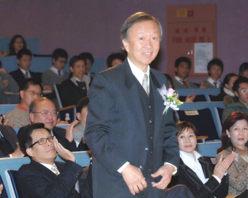 中文大學前校長高錕（站立者）逝世。資料圖片
