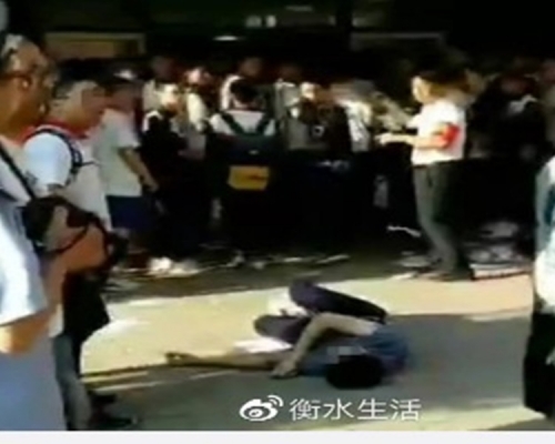 葉某被捅傷倒地。網圖