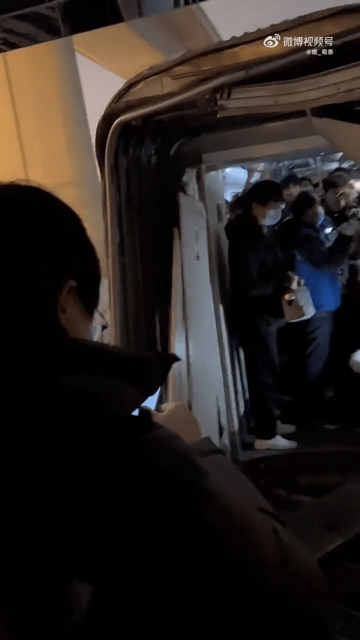 北京地铁事故中车厢恐怖脱离。