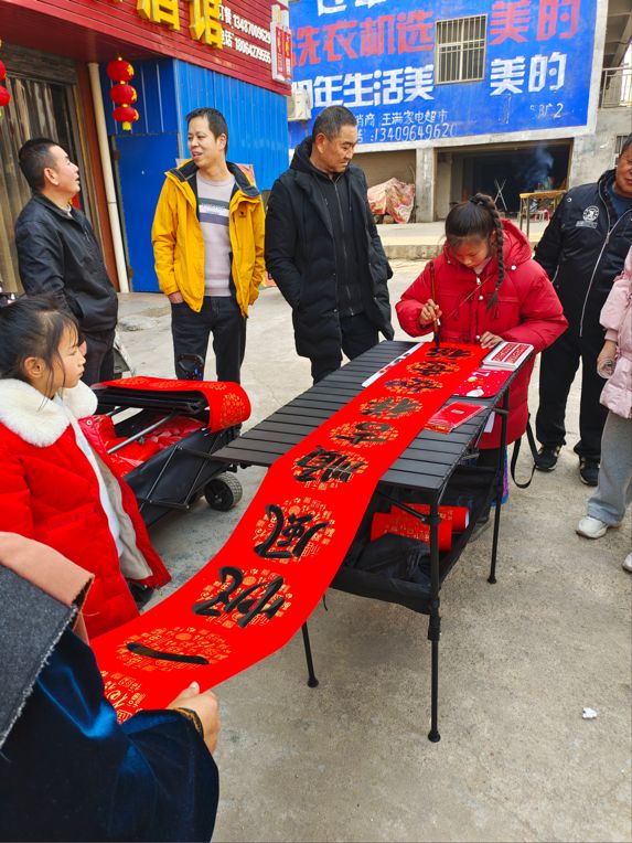 湖北11歲蔣夢涵當街賣手寫春聯，賺錢之餘又可練膽克服「社恐」。