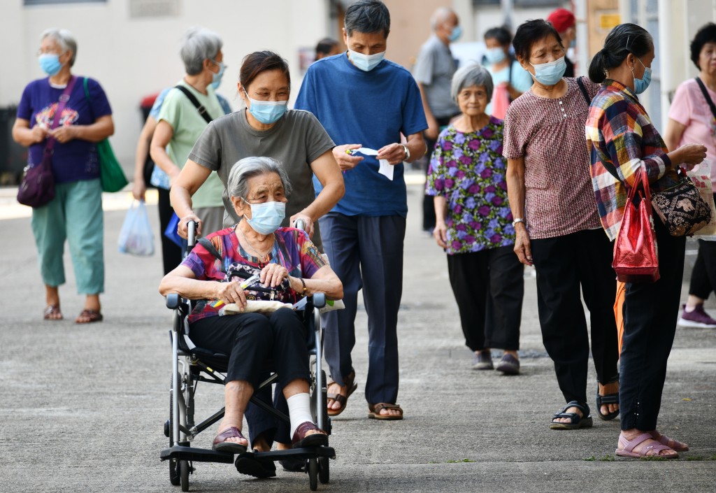 吳偉龍補充,有需要的市民可透過長者或康復服務單位、家庭服務單位申請,或直接致電24小時照顧者支援專線「182 183」。資料圖片 吳偉龍補充,有需要的市民可透過長者或康復服務單位、家庭服務單位申請,或直接致電24小時照顧者支援專線「182 183」。資料圖片