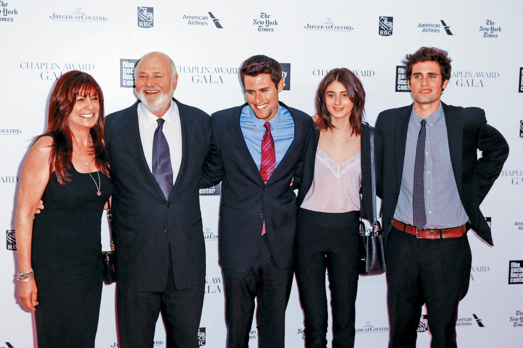 洛連納（左二）夫婦身亡，二人的二兒子Nick（中）被指是疑犯，但警方暫未拘捕任何人。