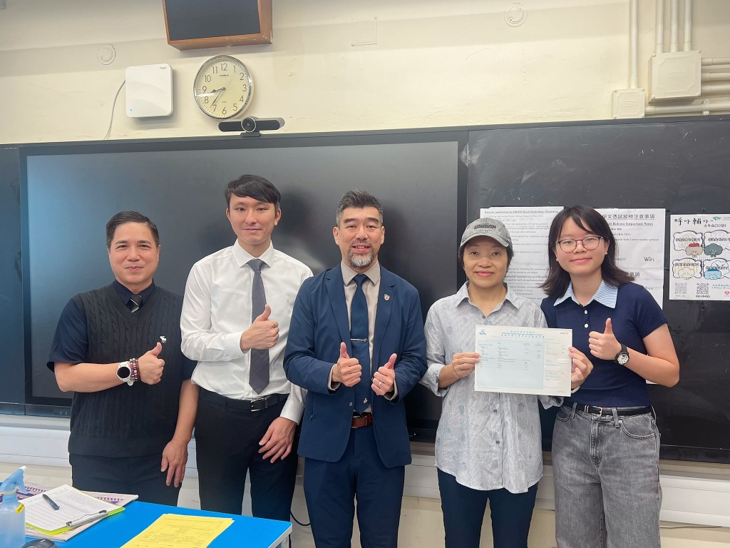 (左起)李心儿班主任温玉华、班主任何尚峰、校长刘子聪、李心儿母亲及其姐姐。 (左起)李心儿班主任温玉华、班主任何尚峰、校长刘子聪、李心儿母亲及其姐姐。