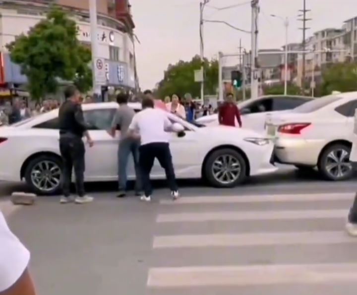 前車的王芳被撞後，怕傷亡擴大，犧牲自己車輛做路障阻後車溜走。抖音