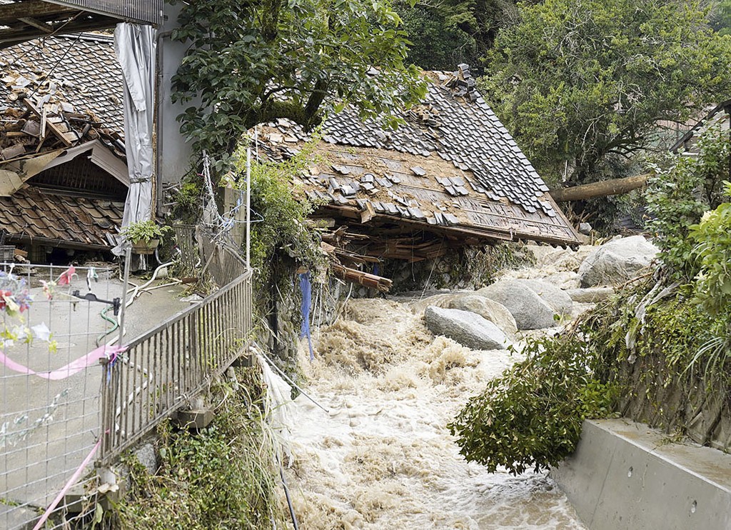 日本南部佐賀縣唐津市房屋因山泥傾瀉而受損。AP