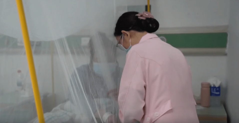 深圳醫院加強防範基孔肯雅熱，在病床加設蚊帳。 深圳衛視