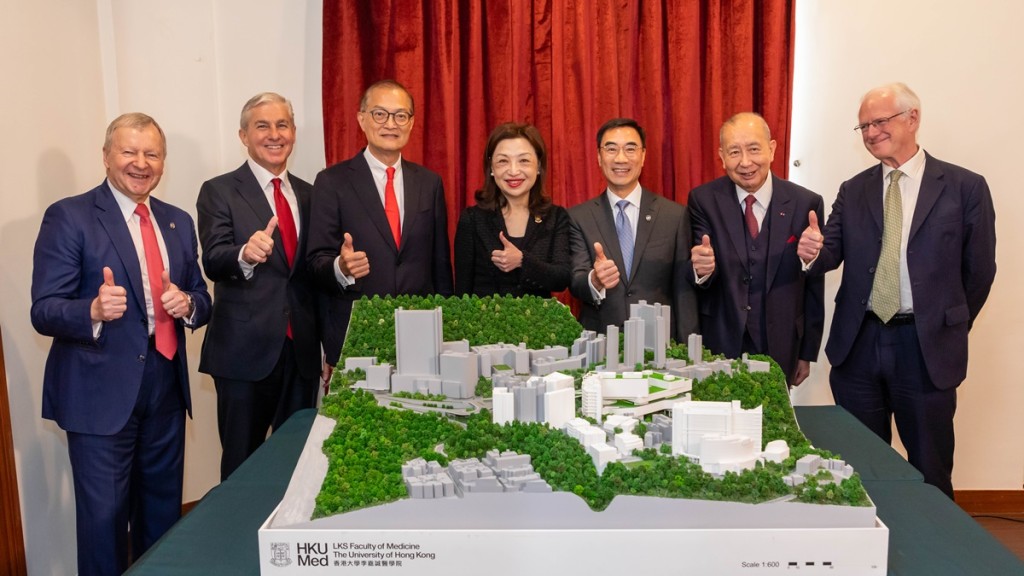 盧寵茂(左三)、馬會主席利子厚(右 三)、行政總裁應家柏(左一)、港大副校監和香港劍橋校友會創會主席李國寶(右二)、港大校務委員會主席王沛詩(中)、國際疫苗研究所理事長 George Bickerstaff(左二)與劍橋大學臨床醫學院院長 Patrick Maxwell 教授 (右一)在備忘錄簽署儀式中合照。