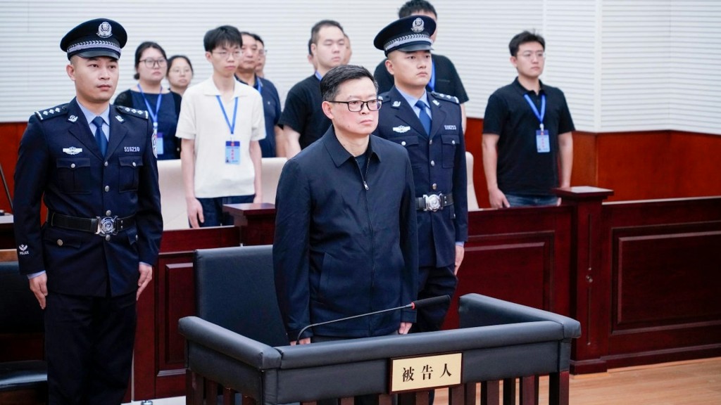 长张建华在被告席听判。央视