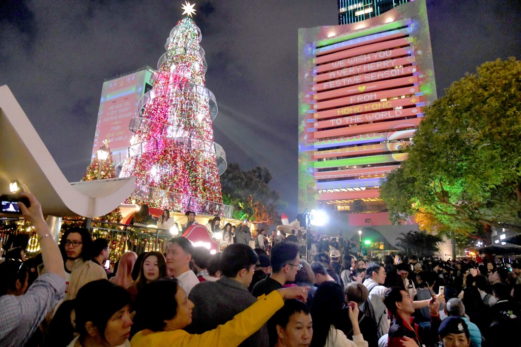 今日(24日)為平安夜,不少市民特意到位於中環皇后像廣場的「冬日小鎮.中環」,感受聖誕氣氛。 今日(24日)為平安夜,不少市民特意到位於中環皇后像廣場的「冬日小鎮.中環」,感受聖誕氣氛。