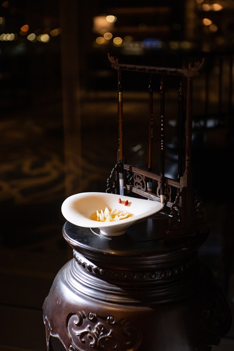 采悅軒其中一款主打名菜為「火瞳菊花菜」。受訪者提供