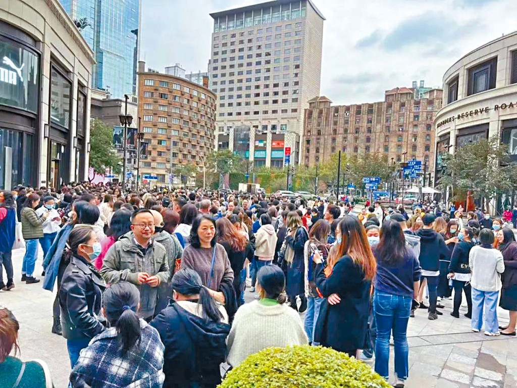 上海民眾跑出樓外避險。