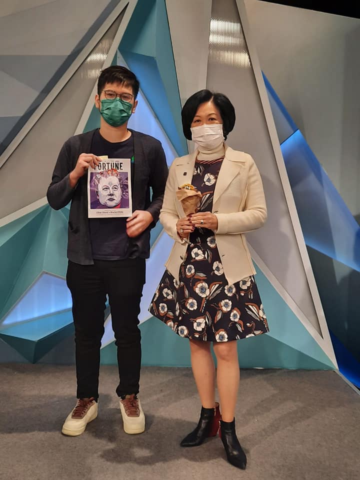 葉劉淑儀不時身穿短褲或裙子以雙腳示人。