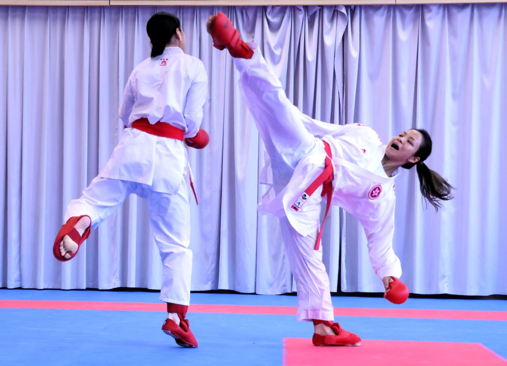上屆亞運個人組手銅牌蔡韻瑜示範腳踢對手。（陸永鴻攝）