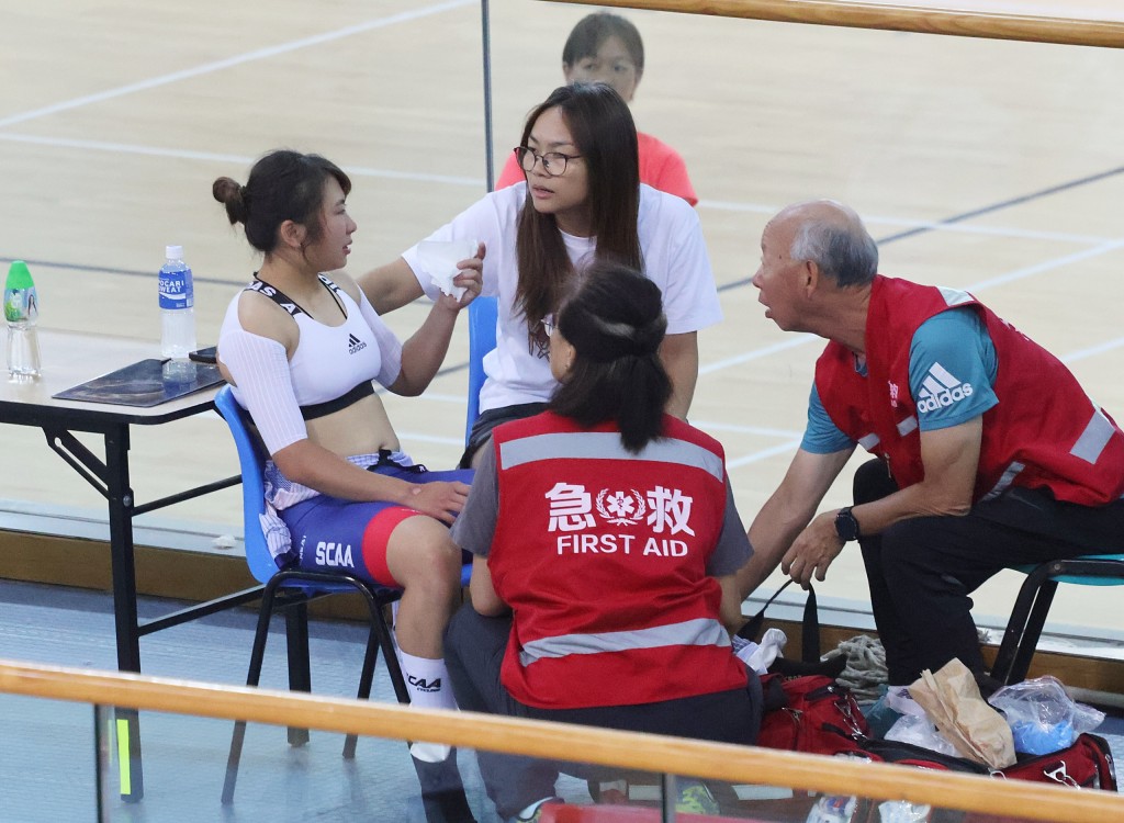 Sarah 跟礎搖分享炒車的經驗。徐嘉華攝 Sarah 跟礎搖分享炒車的經驗。徐嘉華攝