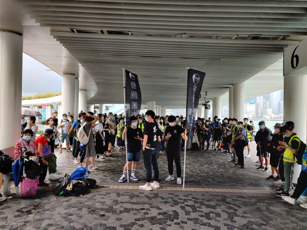 尖沙嘴鐘樓外一批人聚集