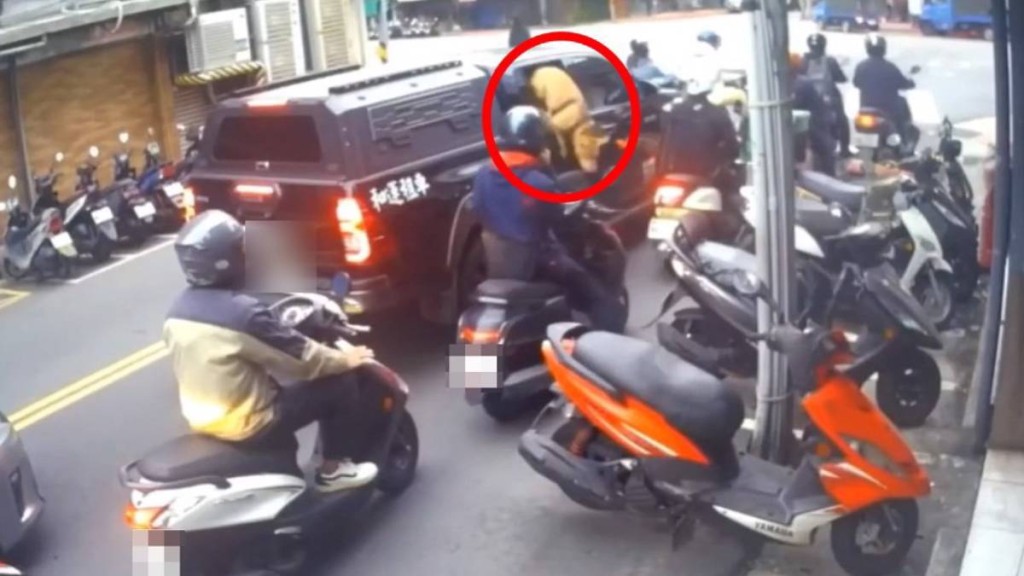 台湾有比特犬半个月内两度由货车跳出咬伤人。中时