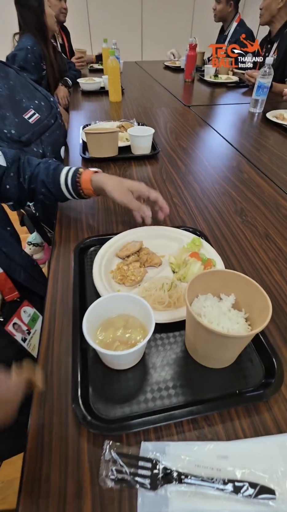 另一隊友拿到的餐食也差不多。 fb / Teqball Thailand Inside
