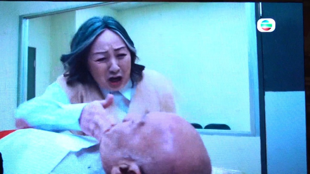 不過李家鼎被打一下便郁一郁，盧宛茵忍住笑。