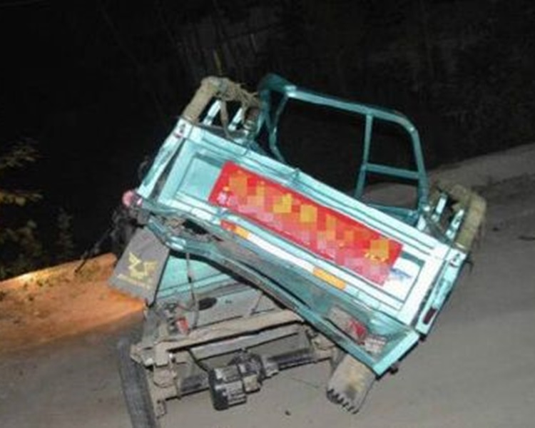 私家車和一輛三輪車相撞。