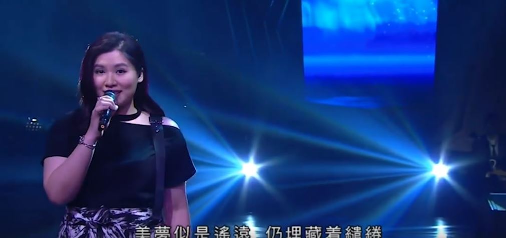 Kellyjackie上《流行經典50年》唱歌。