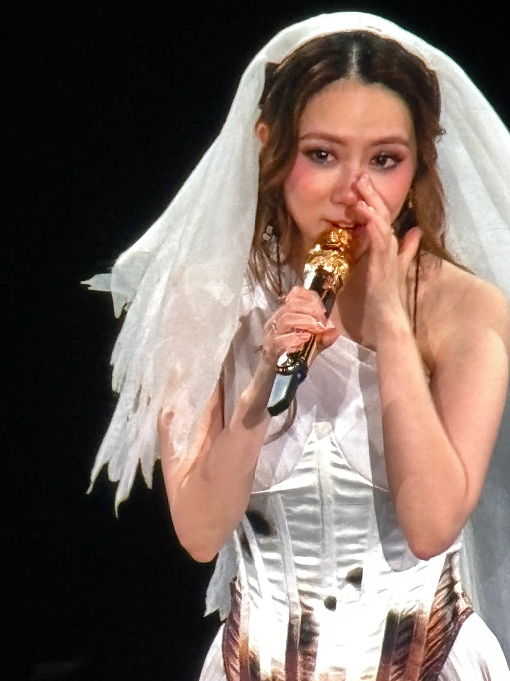 《I AM GLORIA 世界巡迴演唱會2.0 香港站》去年在啟德主場館舉行，G.E.M.多次抽泣。