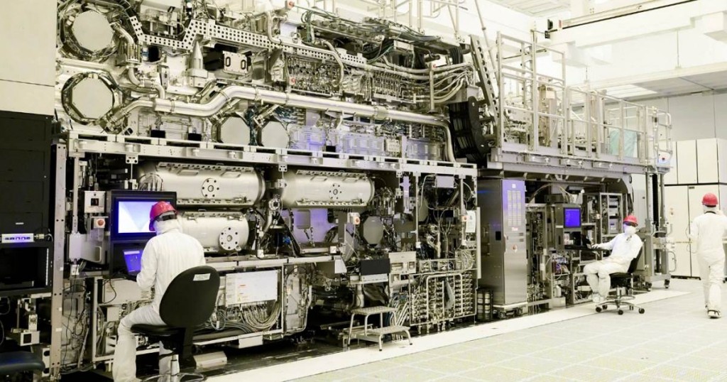 ASML CEO Christophe Fouquet去年出席SPIE大會並發表演講，當時介紹了High NA EUV光刻機。