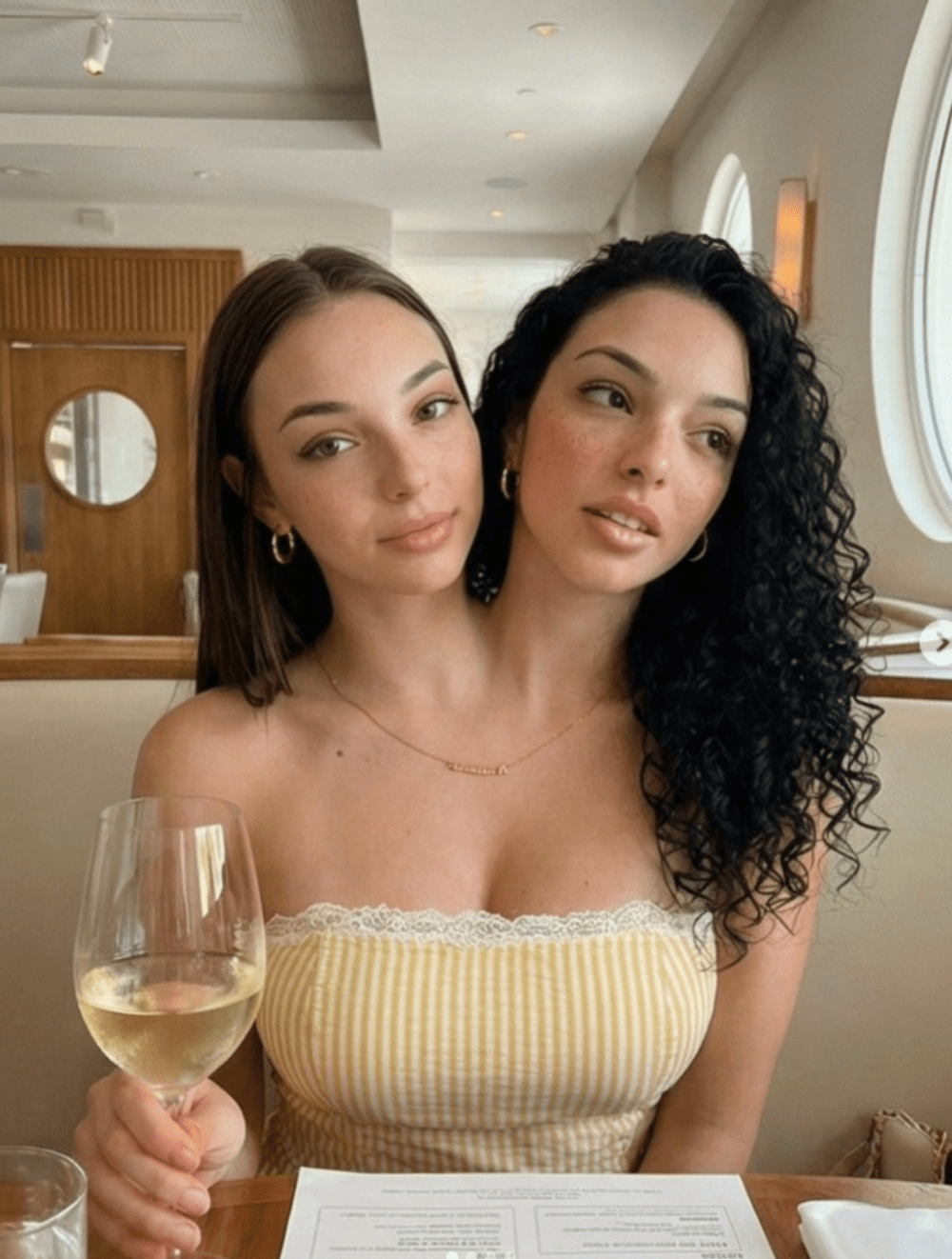 英國傳媒邀請人工智能專家進行分析後，證實這對「姊妹花」確為AI生成。IG@itsvaleriaandcamila