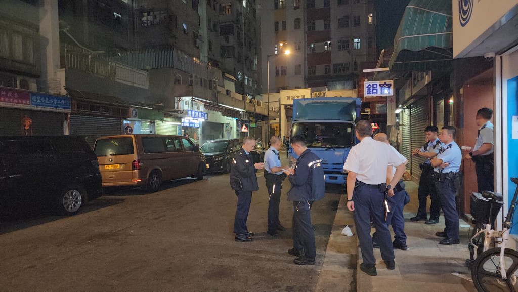 警員到場協助。黎志偉攝 警員到場協助。黎志偉攝