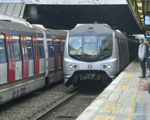 政府指事件導致暫緩東鐵線新信號系統及新列車轉換安排，並可能引致東鐵線過海段的延誤，對此表示非常失望。 資料圖片