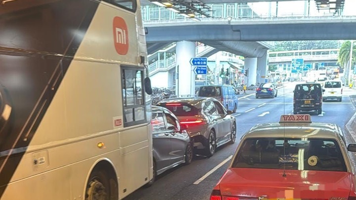  九巴撼前車釀三車串燒。fb：突發馬路車cam大全