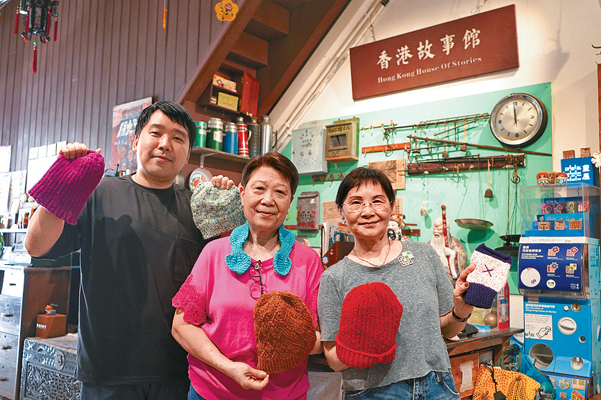 聖雅各福群會香港故事館計劃主任曾志雄（左）感謝區太（中）和May婆婆（右）幫忙。