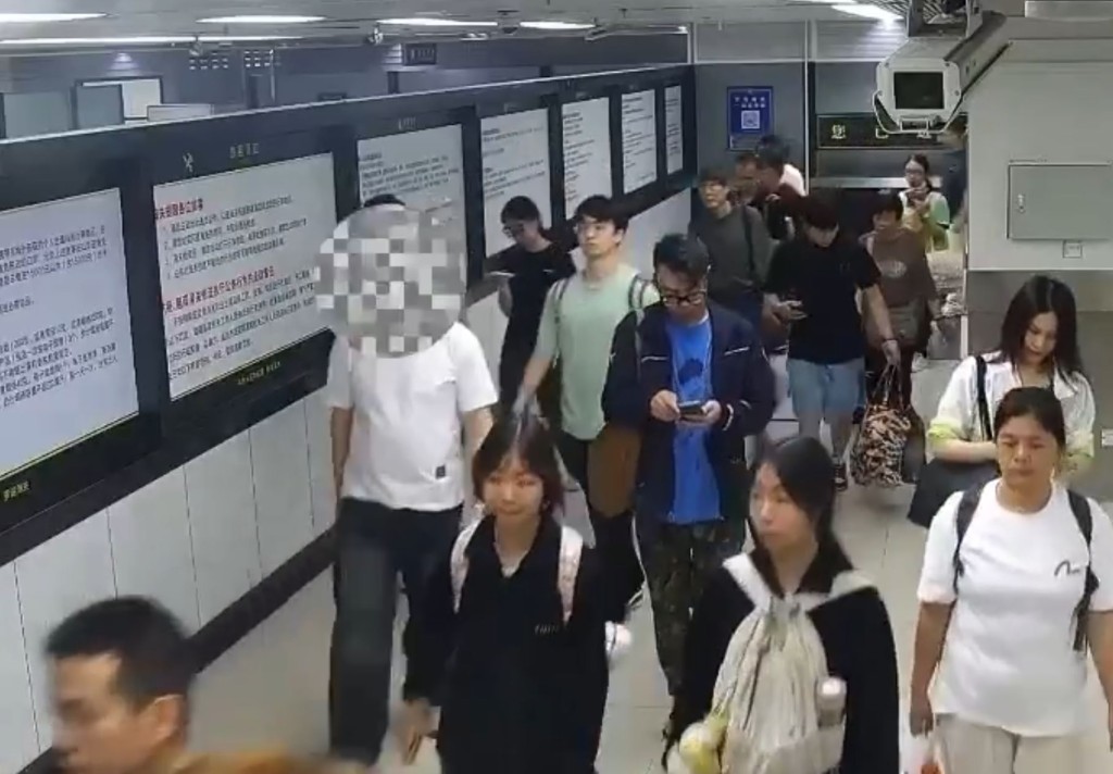 羅湖海關關員截獲有旅客在褲腳內綑綁着1378箇舊手機鏡頭，企圖闖關。海關發佈