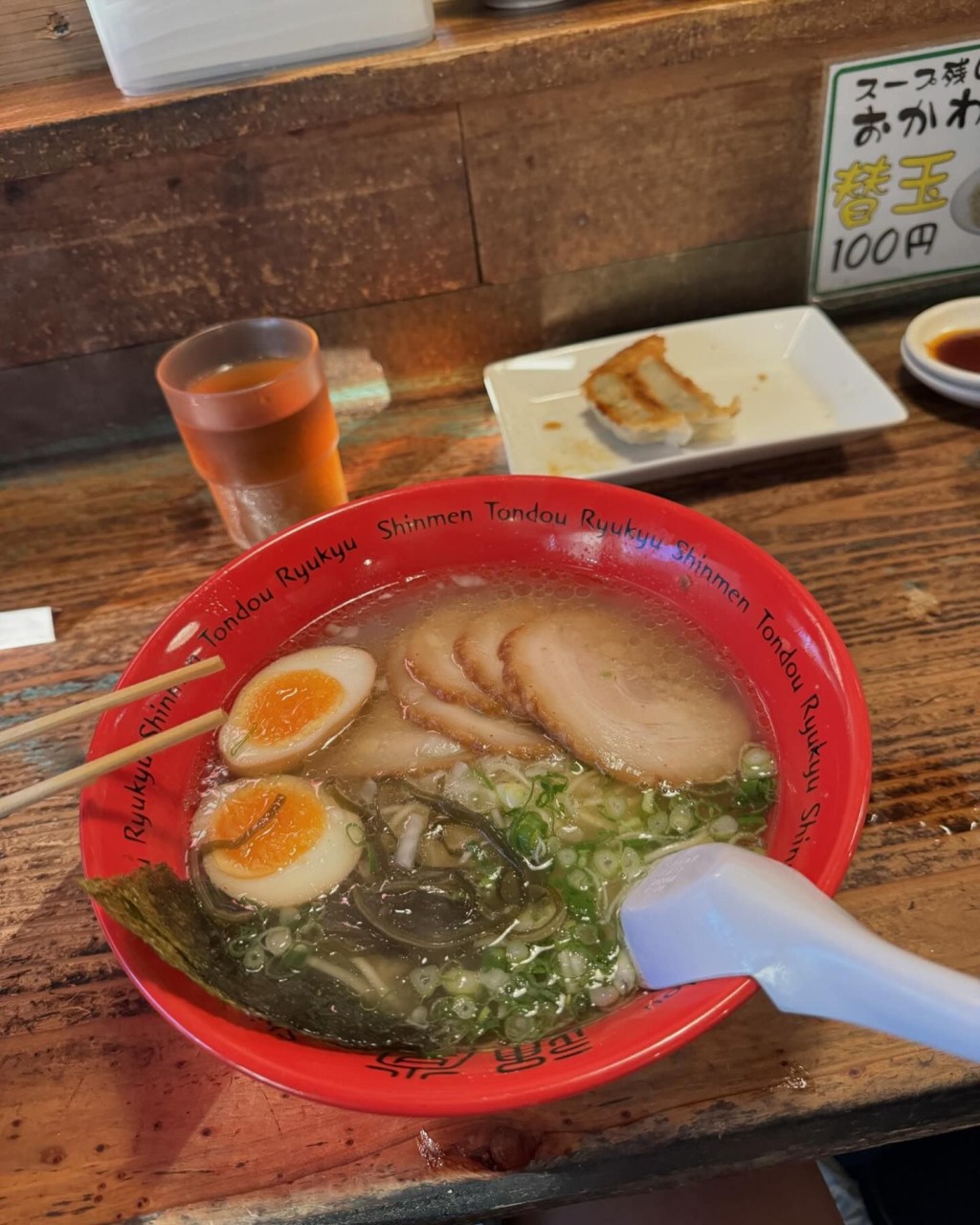 張家朗與女友品嚐日本美食。