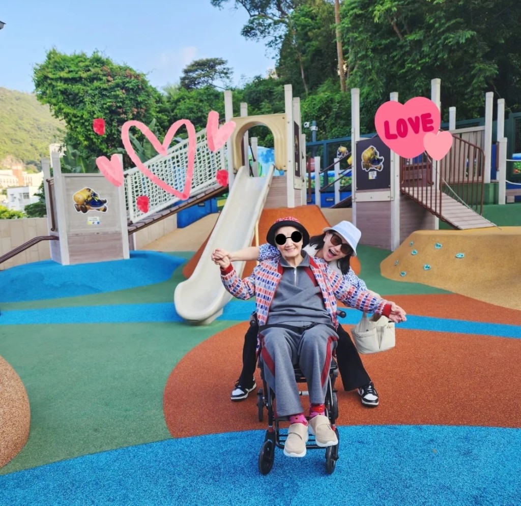 曾華倩母女到公園合照,盡顯孝心。 曾華倩母女到公園合照,盡顯孝心。