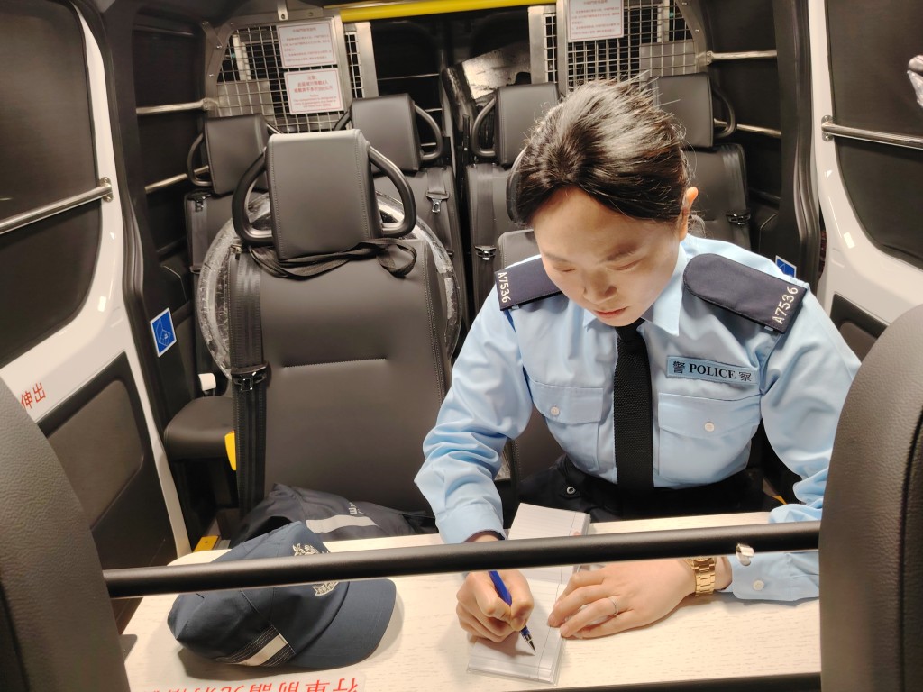 輔警陳家寶不時處理市民的求助。 