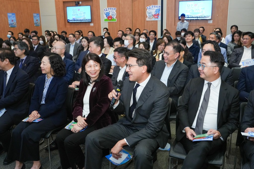 大律師公會主席毛樂禮（持咪者）。