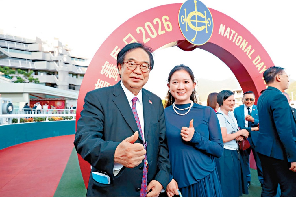 盧偉國早前與余仲欣入場「拉頭馬」。
