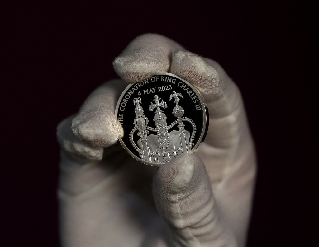 查理斯登基纪念币。