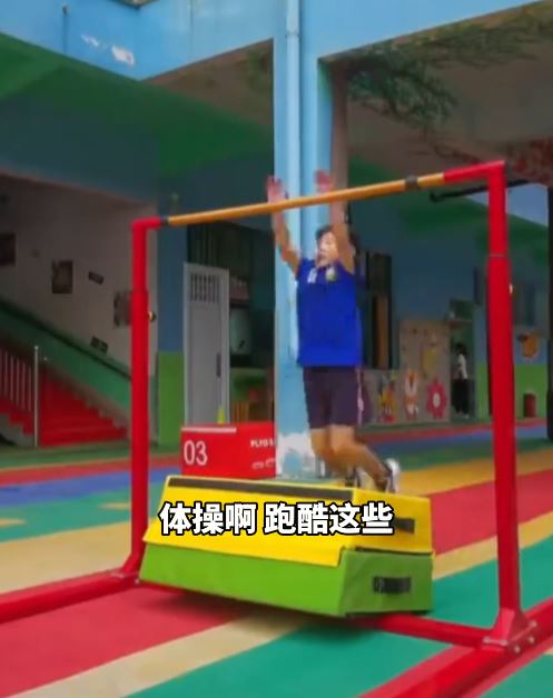 河南商丘一間農村幼稚園的「軍訓式」體育堂體育堂，吸引逾千省外家長問入學。抖音＠皖美視界