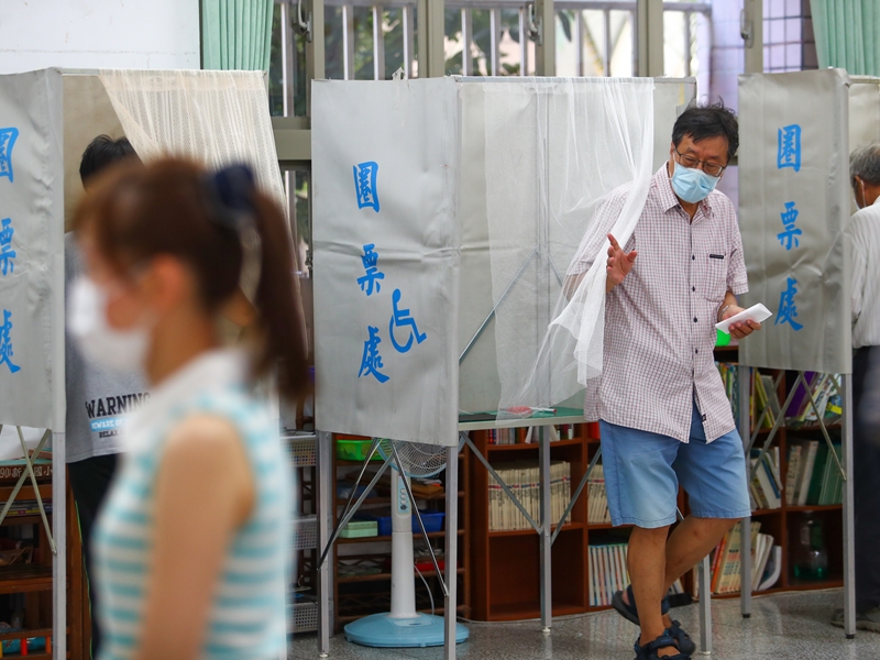 由高雄綠營多個組織發起的「罷韓」投票,於今日上午八點至下午四點,在市內一千八百多個票站舉行。